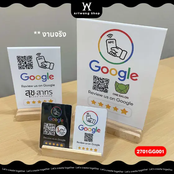 ป้ายอะคริลิกสีขาว 2 ขนาด และการ์ด NFC สีดำกับสีขาว วางบนฐานไม้ ใส่โลโก้ร้านต่างกัน